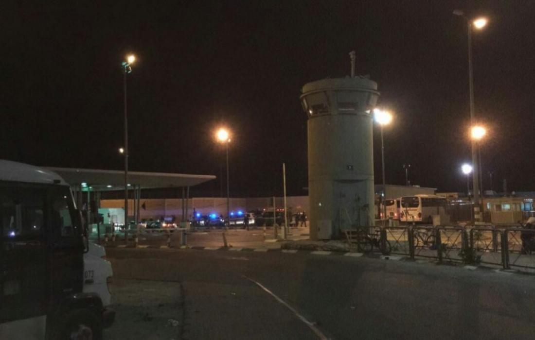 مقاومون فلسطينيون يطلقون النار تجاه "حاجز قلنديا" شمال القدس
