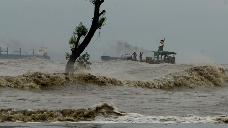 উপকূলে আঘাত হেনেছে ঘূর্ণিঝড় সিত্রাং