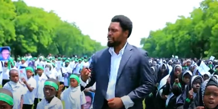 اطفال نیجيريا يرددون نشيد «سلام ياقائد» بلغة الهوسا