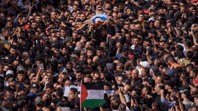 Decine di migliaia ai funerali di 6 martiri palestinesi a Nablus Decine di migliaia ai funerali di 6 martiri palestinesi a Nablus