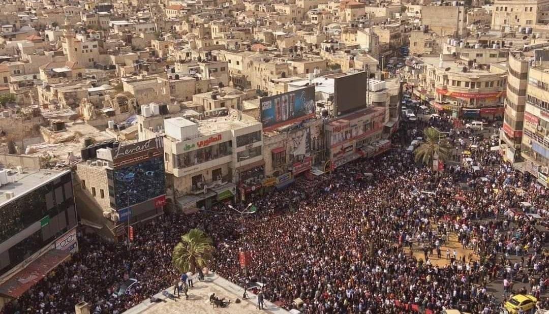 في موكب مهيب... نابلـــس تُشييع شهداءها الخمسة+(صور)