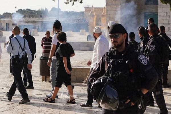 مستوطنون يقتحمون المسجد الأقصى بحماية مشددة
