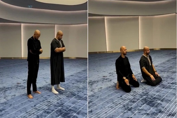 Dan damben  Amurka yana sallah tare da  sauran abokan wasansa musulmi
