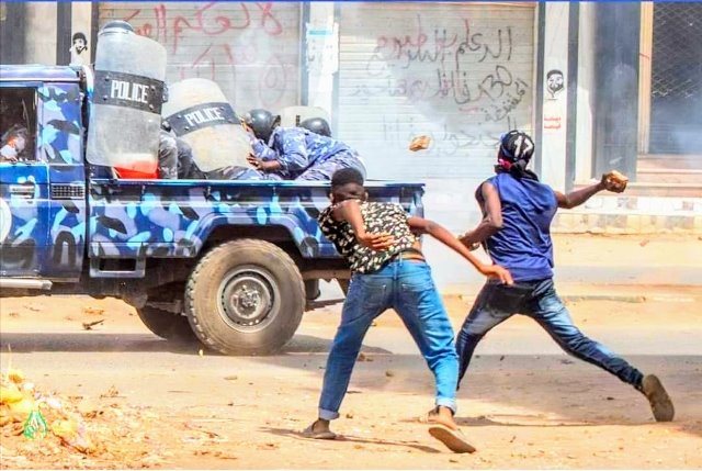 الشرطة السودانية تقول إنها تواجه قوات مدربة بتشكيلات عسكرية مسلحة أثناء الاحتجاجات