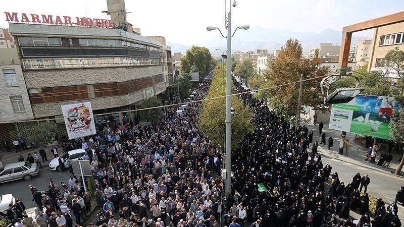 Usai Salat Jumat, Rakyat Iran Turun ke Jalan Kecam Serangan Teroris di Shiraz