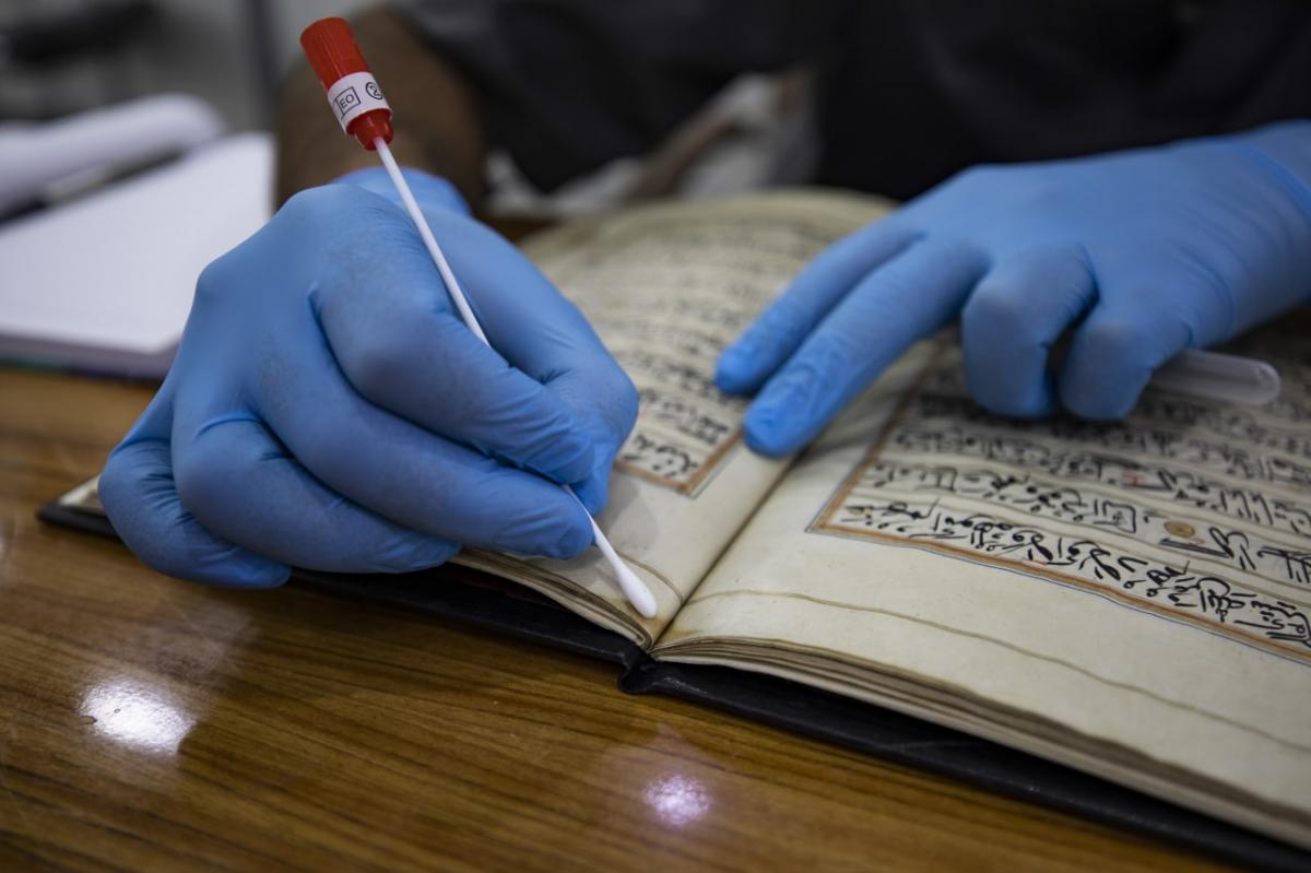 ترميم مصحف نفيس يعود إلى القرن الثالث عشر الهجري + الصور