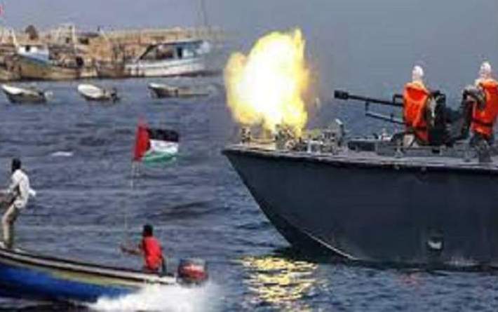  بحرية العدو تستهدف الصيادين الفلسطينيين في غزة 