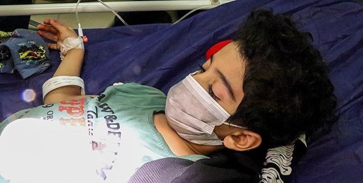 آرتين الطفل الذي فقد والديه وشقيقه في الاعتداء الارهابي بشيراز
