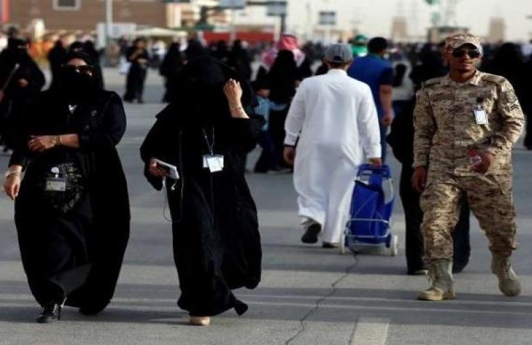  القبض على 3 أشخاص بتهمة التحرش بفتاة في مكان عام بالسعودية