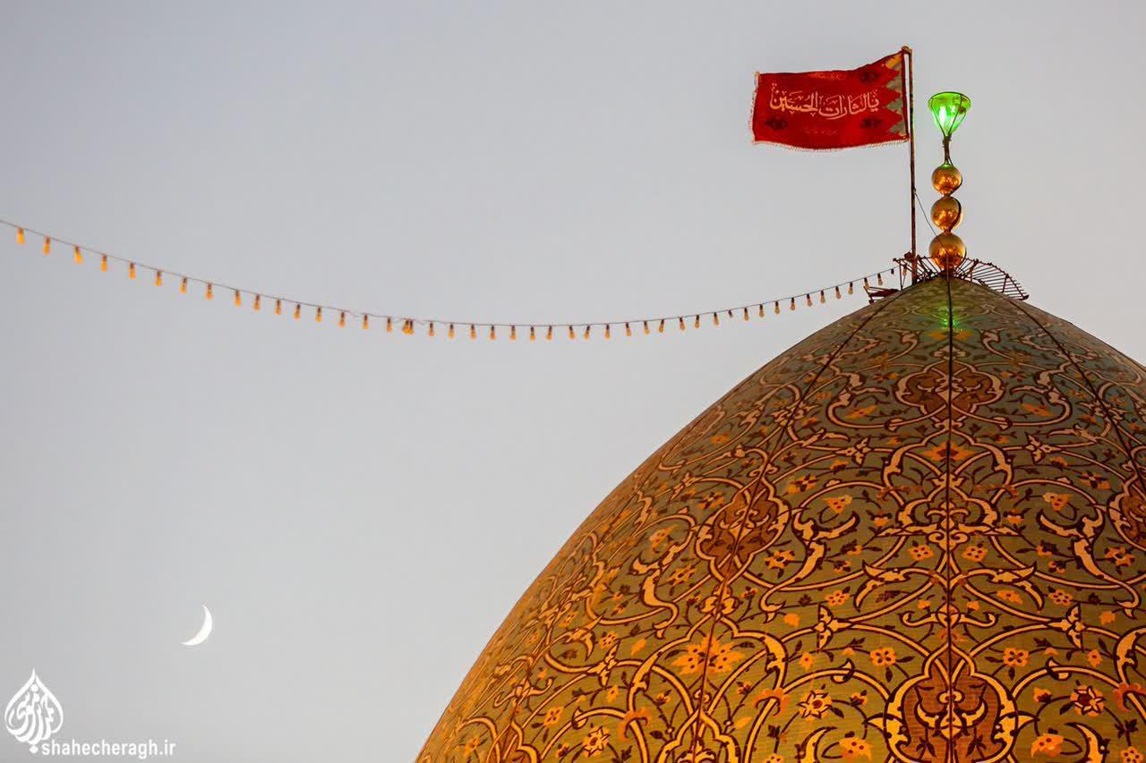  اهتزاز پرچم سرخ "یالثارات الحسین" به نشانه انتقام بر فراز گنبد شاهچراغ(ع)