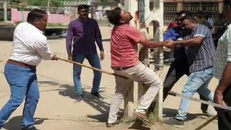 گجرات میں پولیس نے عدالت لے جانے کے بجائے سرعام مسلمانوں کو ڈنڈوں سے مارا