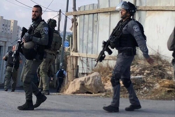قوات الاحتلال الصهیوني تعتقل 7 مواطنين من القدس والخليل