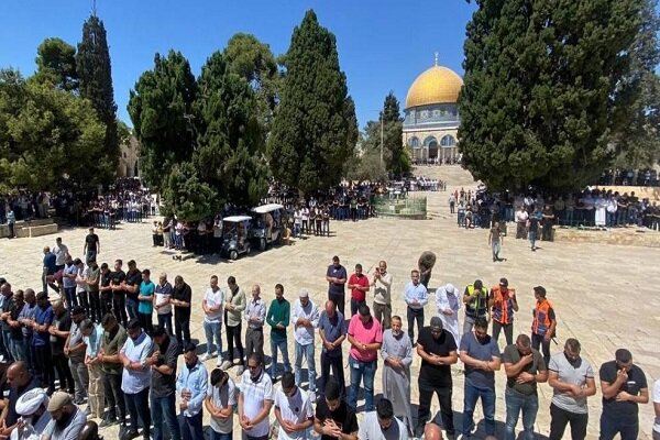 عشرات الآلاف يؤدون صلاة الجمعة في الأقصى المبارك