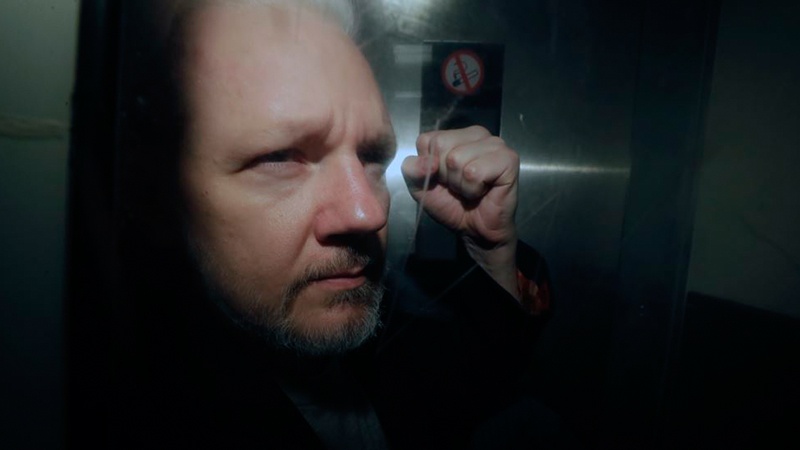 Assange-Unterstützer bilden Menschenkette um das britische Parlament