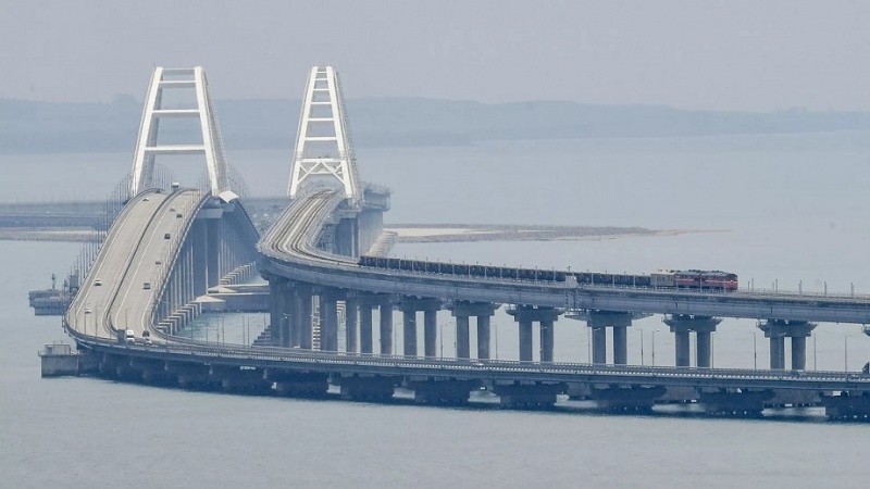 Крым көрпүсүндә јүк машыны партладылыб
