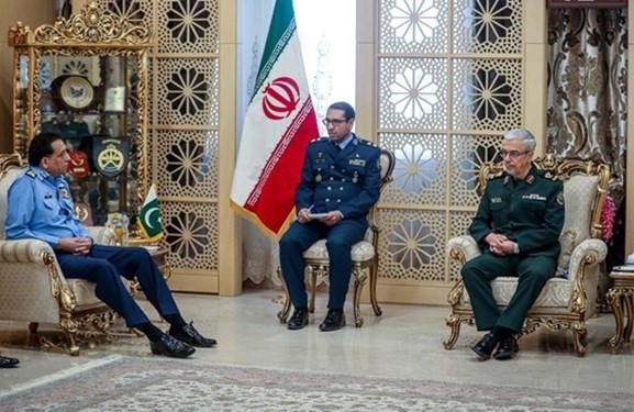 رئيس الاركان الايرانية: لا قيود لتطوير التعاون العسكري مع باكستان