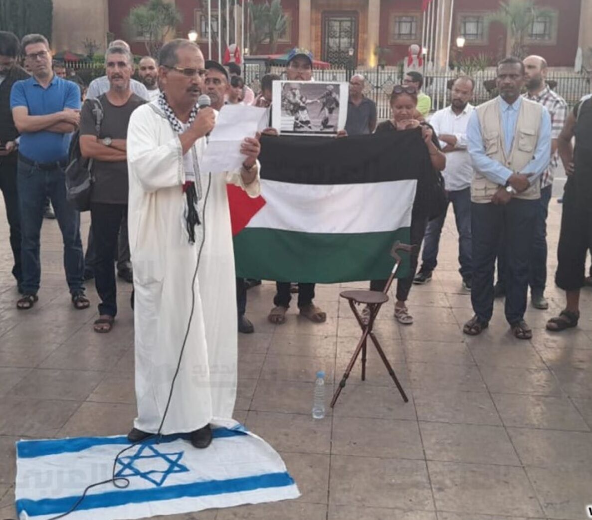 پرچم رژیم صهیونیستی زیر پای تجمع کنندگان مغربی