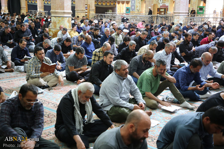 تقرير مصور / مشاركة زوار أربعينية الإمام الحسين (ع) في قراءة دعاء الندبة بمسجد جمكران المقدس