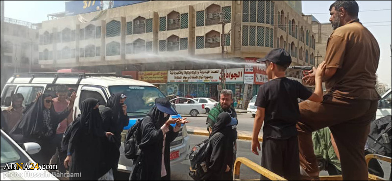 تقرير مصور / مواكب حسينية ترش المياه لترطيب الأجواء لزوار أربعينية الإمام الحسين (ع)