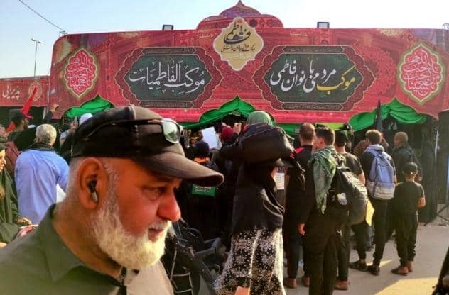 موكب "الفاطميات" يبدأ عمله عند العمود 1222 في الطريق النجف الأشرف - كربلاء المقدسة