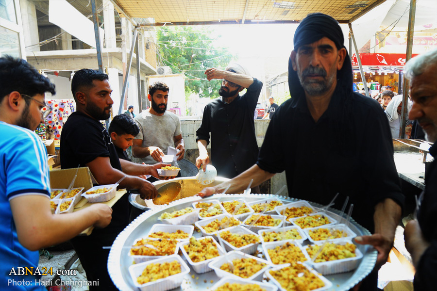 تقرير مصور / ايرانيون يوزعون الطعام المنذور في النجف الأشرف