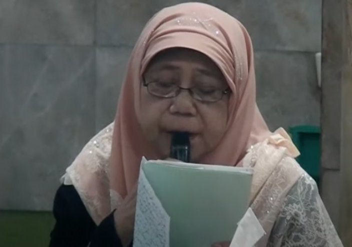 فيديو مؤثر لوفاة سيدة اندونيسية عقب ختمها للقرآن مباشرة!
