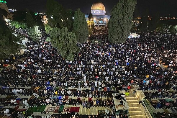 الآلاف يؤدون صلاة ’الفجر العظيم’ في الأقصى والإبراهيمي ومساجد الضفة