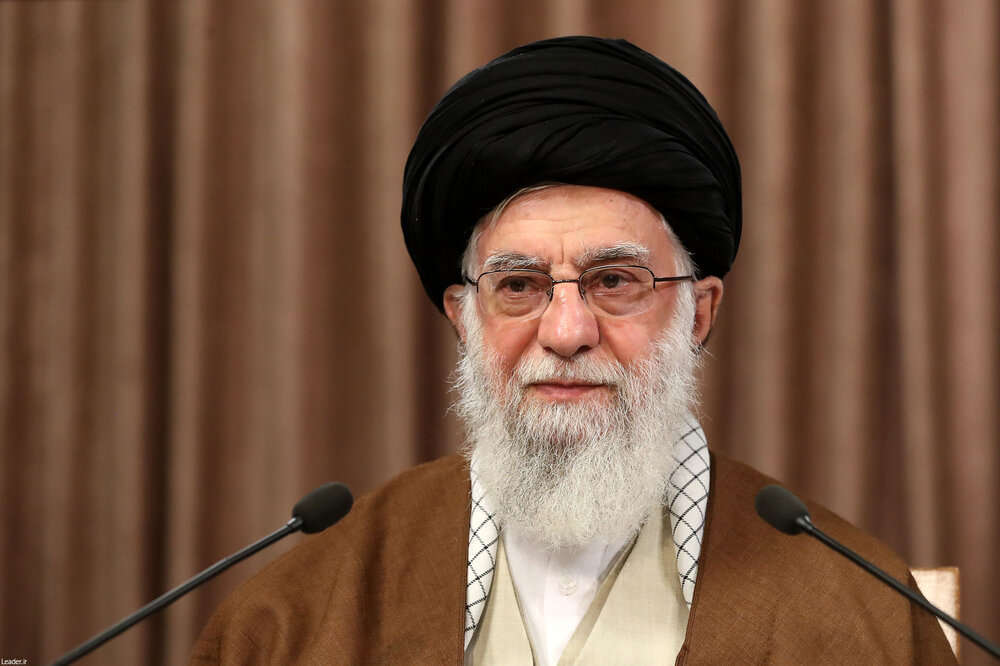 قائد الثورة الإسلامية يستقبل مجموعة من أبطال وقادة الدفاع المقدس