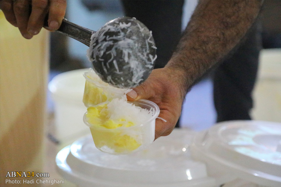 Фоторепортаж/Служба служителей храма Хазрата Масуме (мир ей) в столбе 1080 паломникам Имама Хосейна