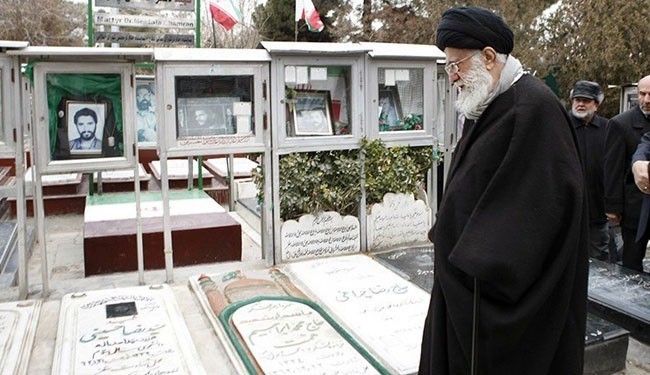 قائد الثورة: رسالة الشهداء هي ان الصمود امام شياطين القوة والجور توصل الى الانتصار