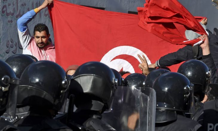 تظاهرات شبانه مردم تونس ضد گرانی و فقر