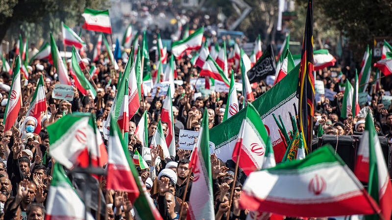 イラン国内での数百万人規模の集会、市民による暴徒の排斥