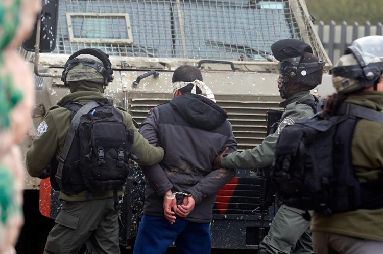 مركز فلسطين: 475 حالة اعتقال الشهر الماضي بينهم 39 طفلاً و16 سيدة