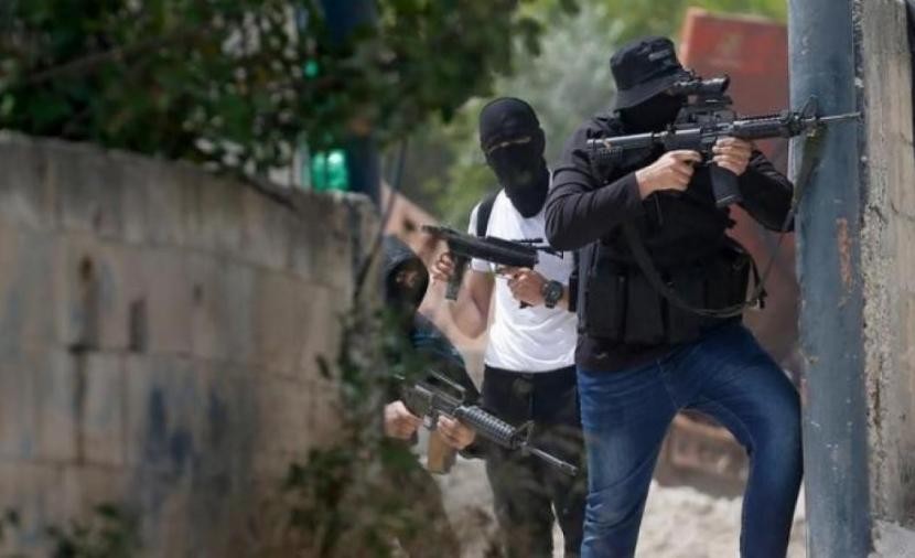 مقاومون فلسطينيون يطلقون النار تجاه سيارة للمستوطنين قرب الخليل