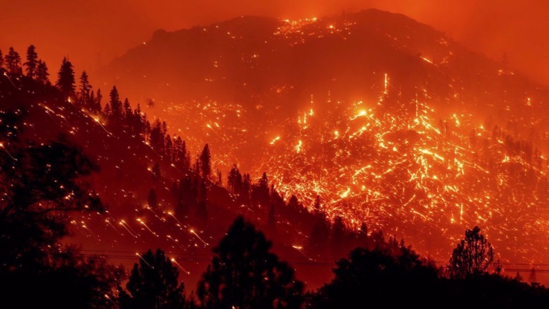 L'incendio avanza velocemente in California, in migliaia costretti a fuggire