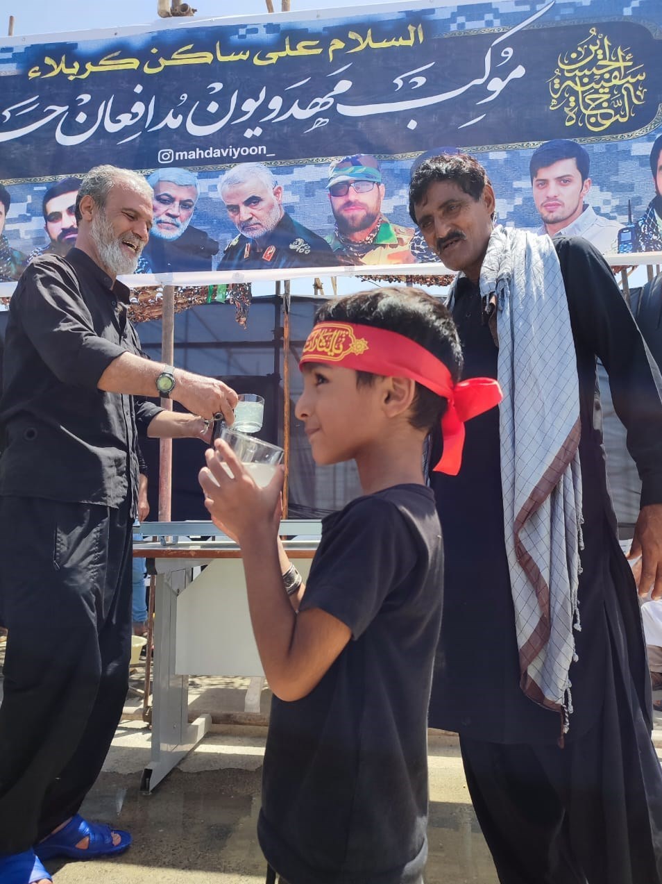 خدمت‌رسانی موکب مدافعان حرم به زائران اربعین در مرز پاکستان