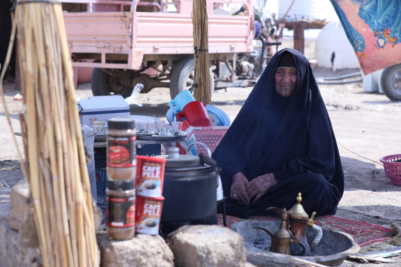 نساء طاعنات في السن يقدمن خدماتهن لزوار الاربعين +صور