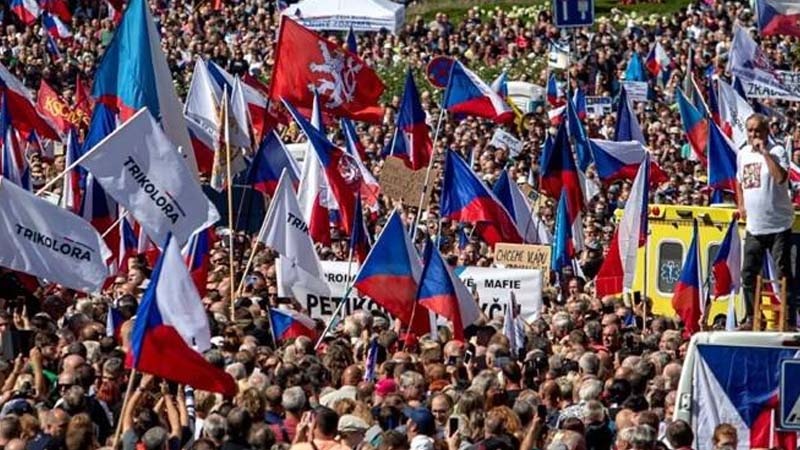 Минләрлә инсан Прагада һөкумәт, АИ вә НАТО-ја гаршы етираз аксијасы кечириб