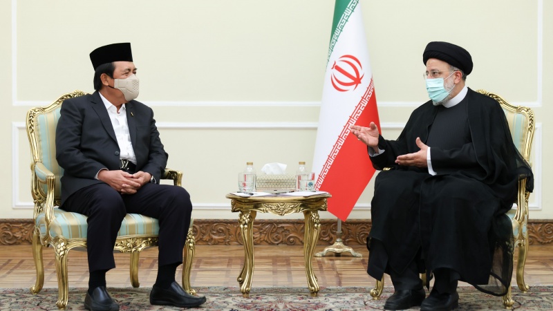 Раиси: Иран серьезно настроен на развитие отношений с Индонезией по всем направлениям