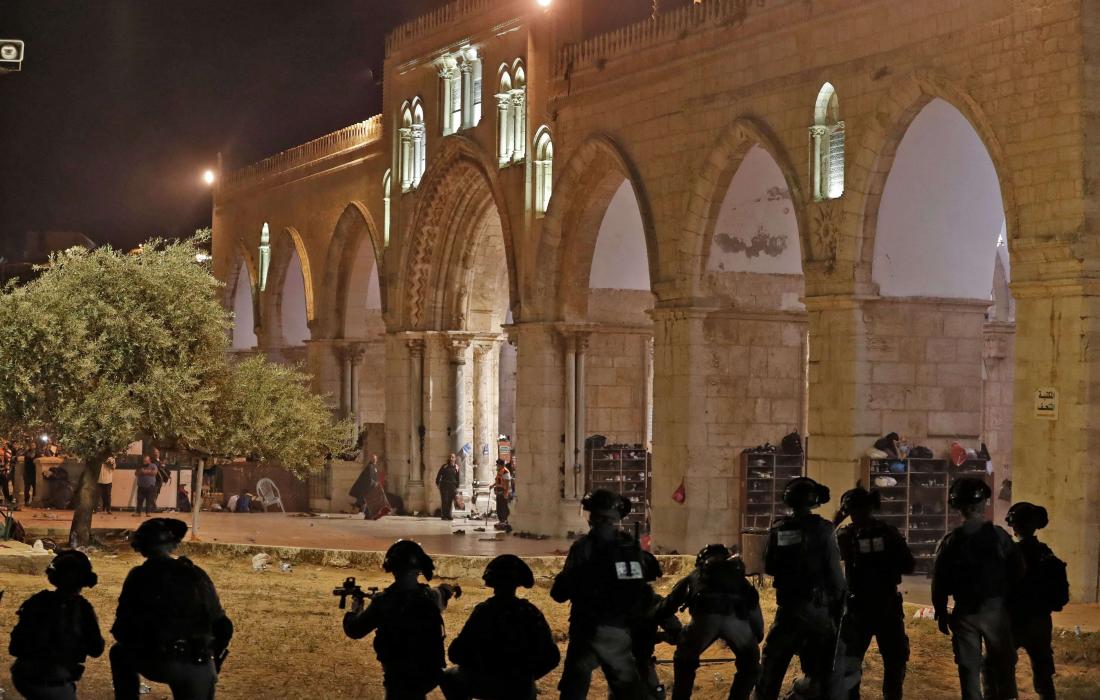 استشهاد فلسطيني لدى محاولته حماية شابة فلسطينية حاولت قوات الاحتلال الاعتداء عليها 