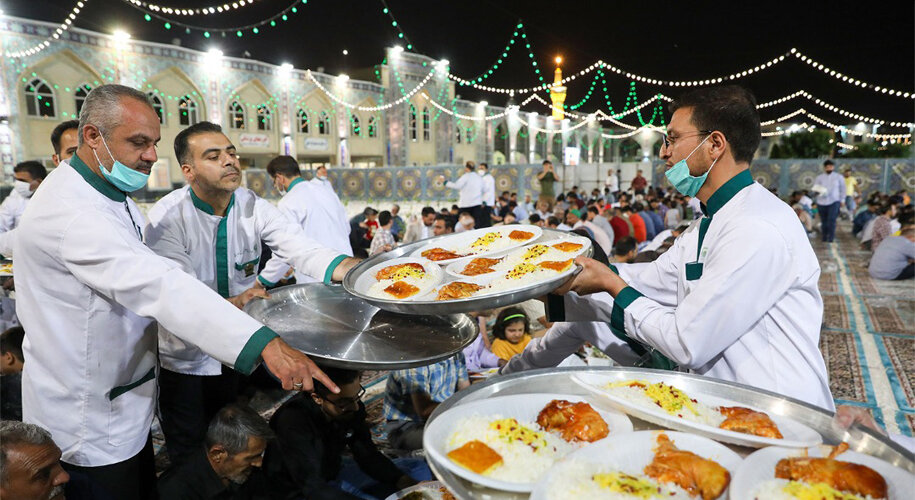 زائرین اور مجاورین ؛ حرم امام رضا(ع) کے بابرکت دسترخوان پر مہمان