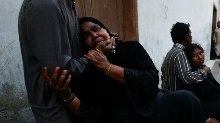 کراچی میں راشن کی تقسیم کے دوران بھگدڑ، 12 افراد جاں بحق
