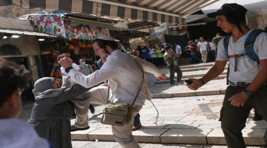 مستوطنون يعتدون على منازل ومحالات للفلسطينيين في بيت لحم