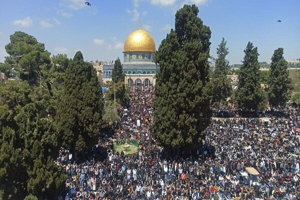 250 ألف مصلٍ يؤدون صلاة الجمعة الأخيرة من رمضان بالمسجد الأقصى المبارك