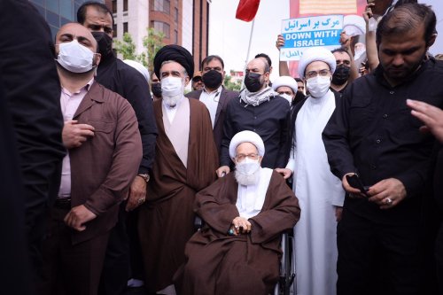 "آية الله الشيخ عيسى قاسم" يشارك في مسيرة يوم القدس في مدينة قم المقدسة