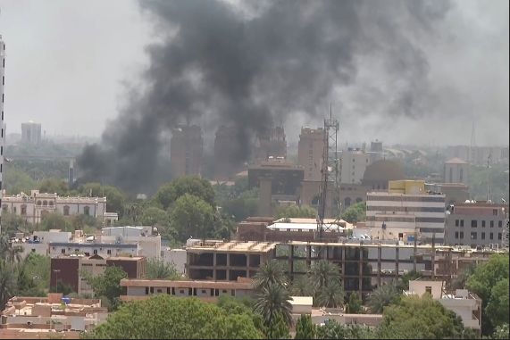 اندلاع اشتباكات مسلحة بين الجيش السوداني والدعم السريع في العاصمة الخرطوم