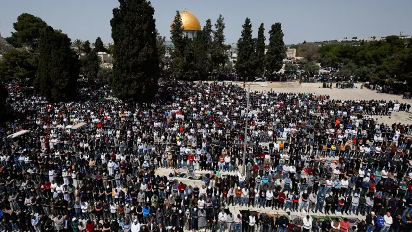 100,000 Palestinian worshippers perform final Friday prayers of Ramadan in Al-Aqsa