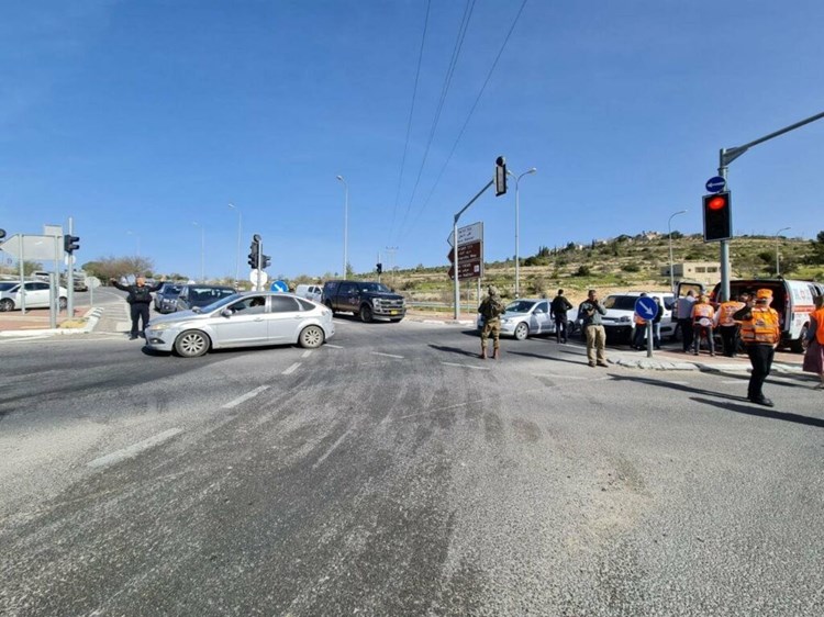 قوات الاحتلال تطلق النار على شابة فلسطينية بزعم تنفيذها عملية طعن