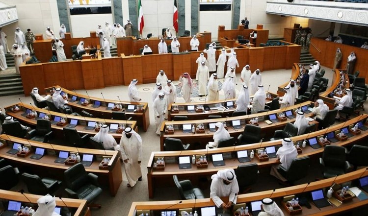 أمير الكويت يحلّ مجلس الأمة ويدعو إلى تنظيم انتخابات جديدة