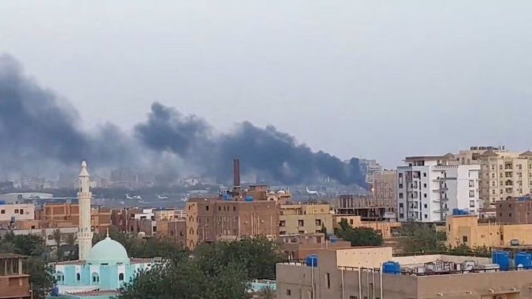 Un centenar de muertos en choques entre militares y paramilitares en Sudán